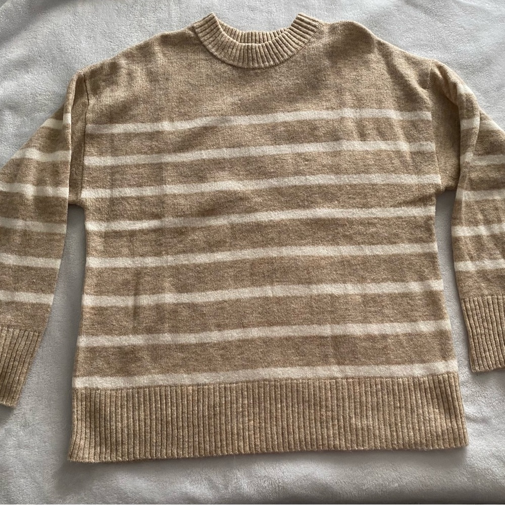 Ava & Viv womens striped sweater. Color tan & white. Size X